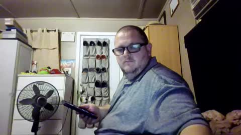 Snapshot of creeeping_death chatting on October 2, 7:23 am The hopeless romantic online show from October 2, 7:23 am