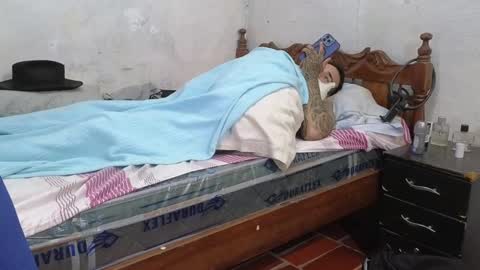 Snapshot of cris_simons chatting on January 25, 2:37 am cris_simons online show from January 25, 2:37 am