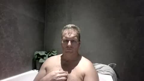 Snapshot of daniel0805 chatting on December 6, 9:32 am daniel0805 online show from December 6, 9:32 am