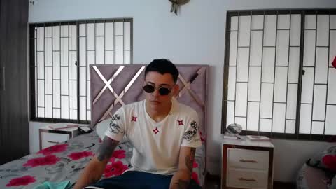 daniel_velez26 online show from May 14, 9:13 pm