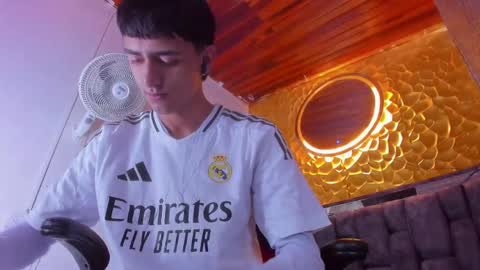 DEREK  FOSTER online show from December 8, 3:24 pm