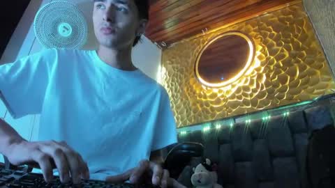 DEREK  FOSTER online show from December 4, 12:25 pm