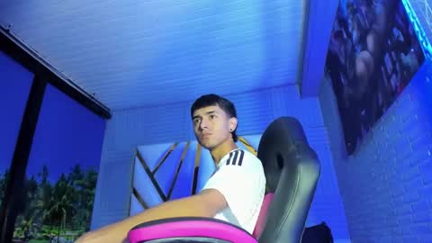 DEREK  FOSTER online show from January 3, 1:03 pm