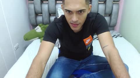 Snapshot of derek_storm_ chatting on October 25, 10:39 am D E R E K online show from October 25, 10:39 am