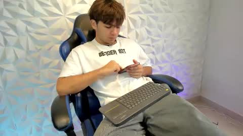 Dylan online show from December 5, 6:04 pm