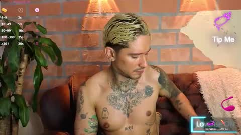 Snapshot of dylanstonne1 chatting on October 18, 1:10 am D Y L A N online show from October 18, 1:10 am