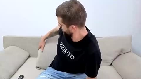 elchapoguzman95 online show from October 21, 5:32 am