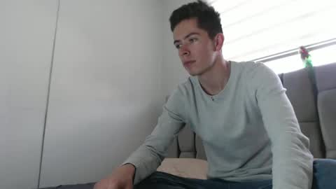 Snapshot of elian_tg chatting on December 8, 8:25 pm Elian online show from December 8, 8:25 pm