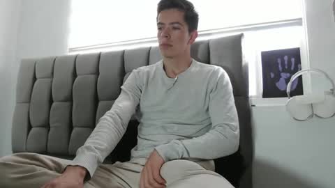 Snapshot of elian_tg chatting on February 9, 1:03 pm Elian online show from February 9, 1:03 pm