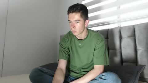 Snapshot of elian_tg chatting on December 25, 10:27 pm Elian online show from December 25, 10:27 pm
