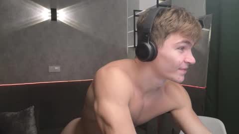 Snapshot of elliot_muscle04 chatting on February 14, 5:36 pm elliot_muscle04 online show from February 14, 5:36 pm