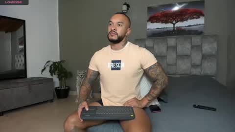 Snapshot of emanuelspencer chatting on December 11, 8:05 am emanuelspencer online show from December 11, 8:05 am