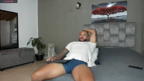Snapshot of emanuelspencer chatting on December 13, 7:26 am emanuelspencer online show from December 13, 7:26 am