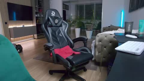 Erik online show from November 13, 7:51 pm