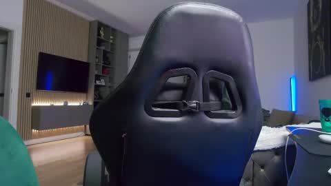 Erik online show from May 4, 9:38 pm