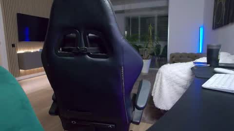 Erik online show from December 14, 7:54 pm