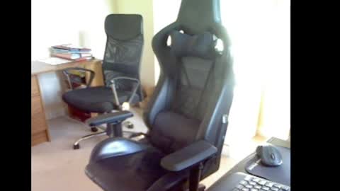 erasmus_d online show from April 8, 5:00 pm