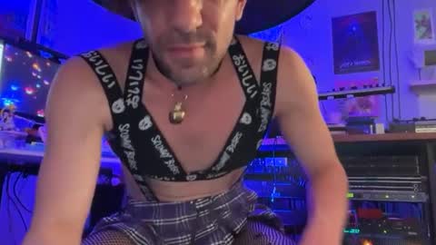 femboyfangs online show from October 31, 2:57 am