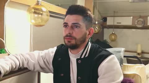 independent model online show from March 12, 6:37 pm