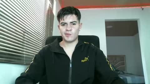 Snapshot of franccesco_699 chatting on December 27, 6:10 pm franccesco_699 online show from December 27, 6:10 pm