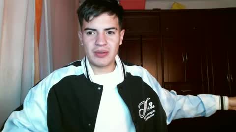 Snapshot of franccesco_699 chatting on December 11, 3:33 pm franccesco_699 online show from December 11, 3:33 pm