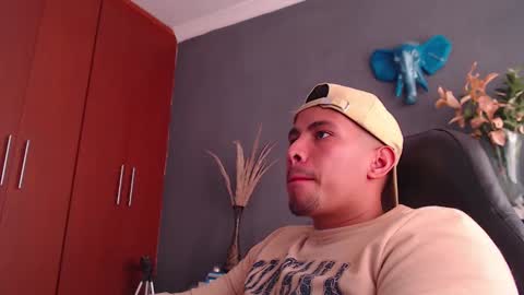 Snapshot of girge23 chatting on January 11, 9:04 pm piggy boy online show from January 11, 9:04 pm