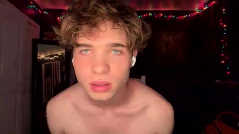 graysonowens online show from September 26, 1:36 am