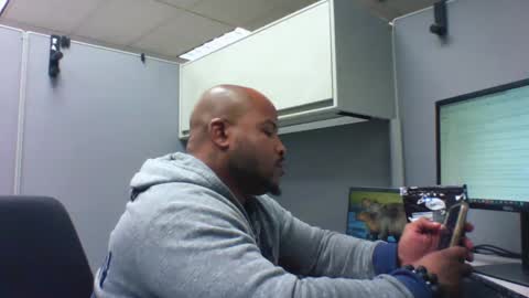 Snapshot of guidedhandstech chatting on February 5, 7:53 pm guidedhandstech online show from February 5, 7:53 pm