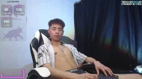 Snapshot of hellcat_xx chatting on October 10, 12:37 am CROW online show from October 10, 12:37 am
