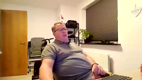 henrikrp1971 online show from December 2, 7:06 pm