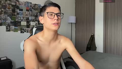 Snapshot of hey_cesard chatting on October 22, 3:05 pm hey_cesard online show from October 22, 3:05 pm