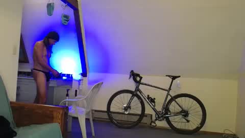 Hippie Jijm online show from February 8, 1:00 am