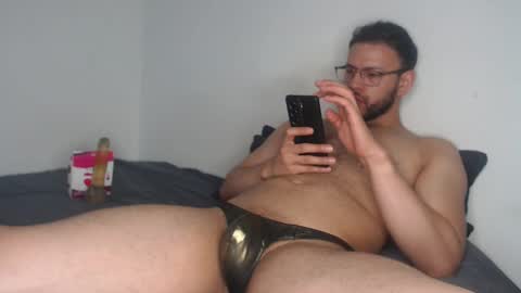 Snapshot of hotdereck33 chatting on October 17, 4:05 am hotdereck33 online show from October 17, 4:05 am