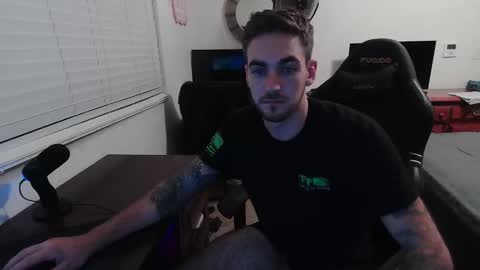 hungmtnman2256 online show from November 3, 5:55 am