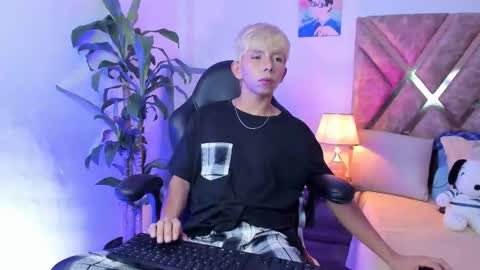 Son Hyunjin online show from February 17, 8:52 pm