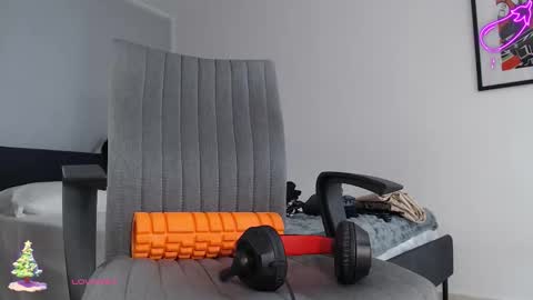  INDEPENDENT MODEL online show from December 19, 5:32 pm