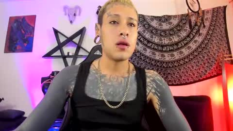 Snapshot of ink_u_buzz chatting on October 19, 1:32 am Dani online show from October 19, 1:32 am