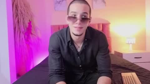 isaacblaze  online show from May 14, 4:32 am