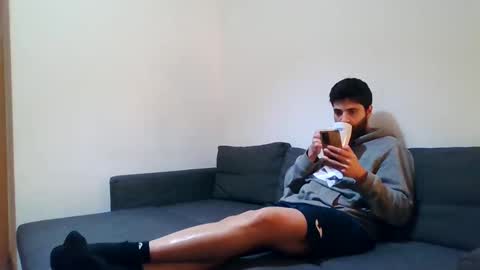 italianboybcn online show from December 11, 9:32 am