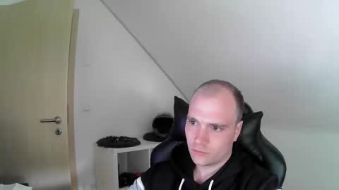 here4y online show from April 12, 3:35 pm