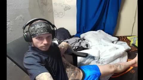 showingitoff online show from February 14, 2:23 pm