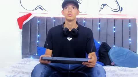 Snapshot of jake_shadow14 chatting on December 30, 8:25 pm Hi guys im new 3 online show from December 30, 8:25 pm