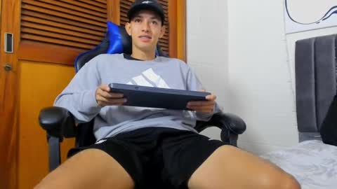 Snapshot of jake_shadow14 chatting on February 22, 3:54 pm Hi guys im new 3 online show from February 22, 3:54 pm