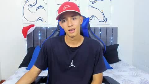 Snapshot of jake_shadow14 chatting on December 20, 2:19 am Hi guys im new 3 online show from December 20, 2:19 am