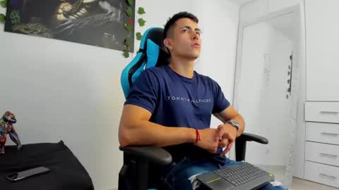 Jamess hott online show from December 6, 1:44 pm