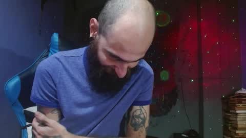 Snapshot of jammes_owen chatting on December 23, 12:08 pm Jammes. online show from December 23, 12:08 pm