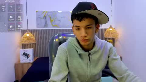 jdwhite18 online show from July 13, 4:36 am