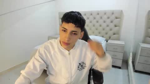 jhoanleandro online show from November 13, 4:39 am