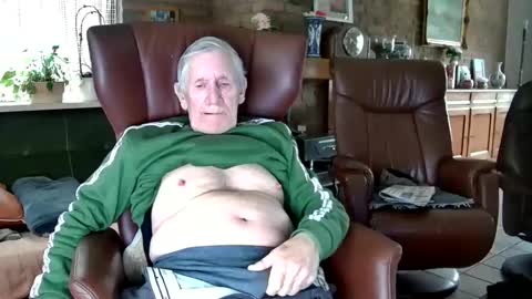Snapshot of johan7_heet chatting on December 10, 1:55 pm johan7 heet online show from December 10, 1:55 pm