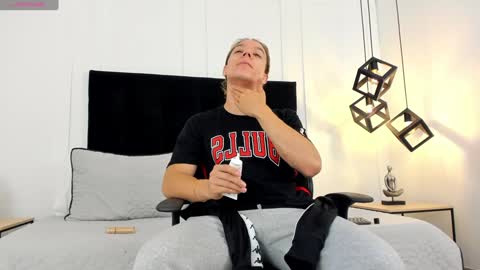 Jonathan Danielss  online show from January 27, 11:32 am